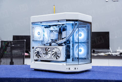 PC HYTE Y60 ULTRA WHITE 13700K RTX 4070 Super 12GB ( ALL NEW )
