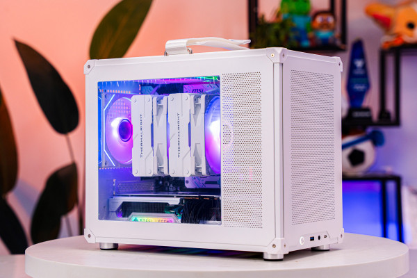 PC MINI AMD SUPER LUXURY RYZEN 7 7800X3D - RX 9070 XT 16GB WHITE