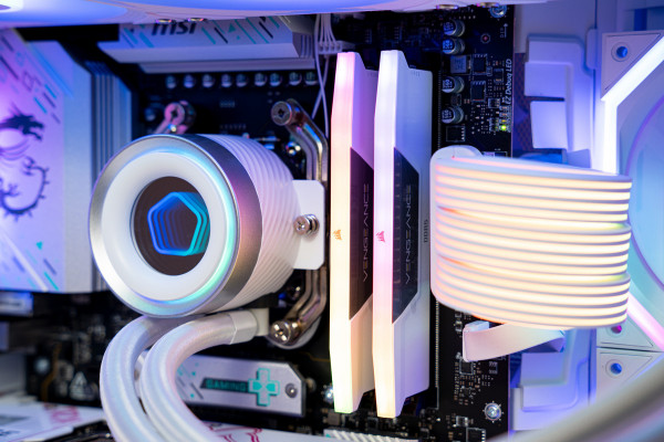 PC MINI AMD GAMING LUXURY RYZEN 7 7800X3D - RTX 5070 12GB OC WHITE
