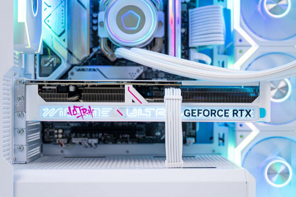 PC AMD GAMING ULTRA RYZEN 7 7800X3D - RTX 5070 12GB OC  WHITE