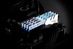 RAM Desktop Gskill Trident Z Royal (F4-3200C16D-16GTRG) 16GB (2x8GB) DDR4 3200Mhz Silver